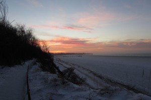 Blick auf die Seebrücke in Rerik bei gefrohrener Ostsee