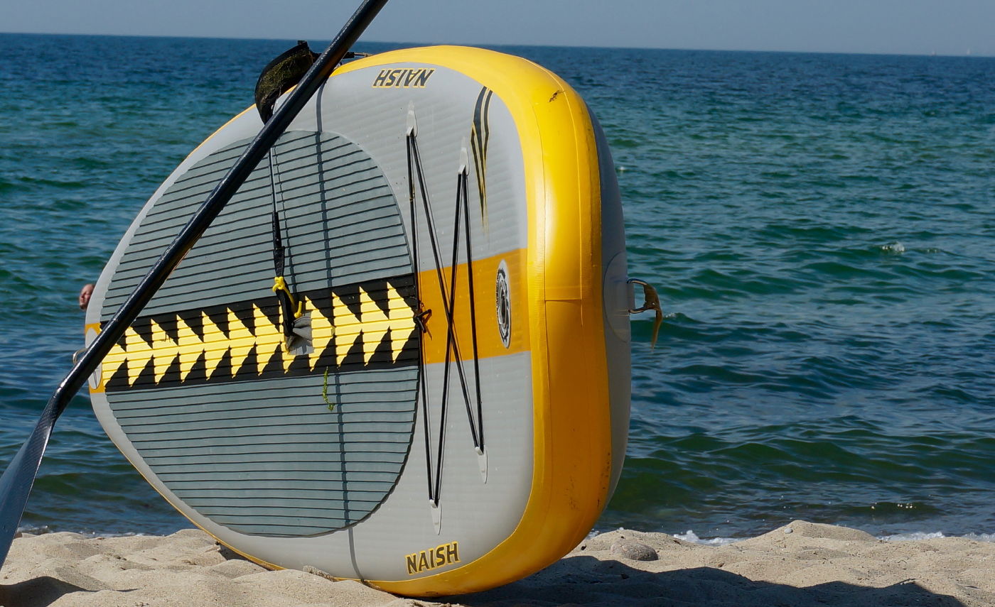 Aufblasbares SUP Board am Strand von Rerik