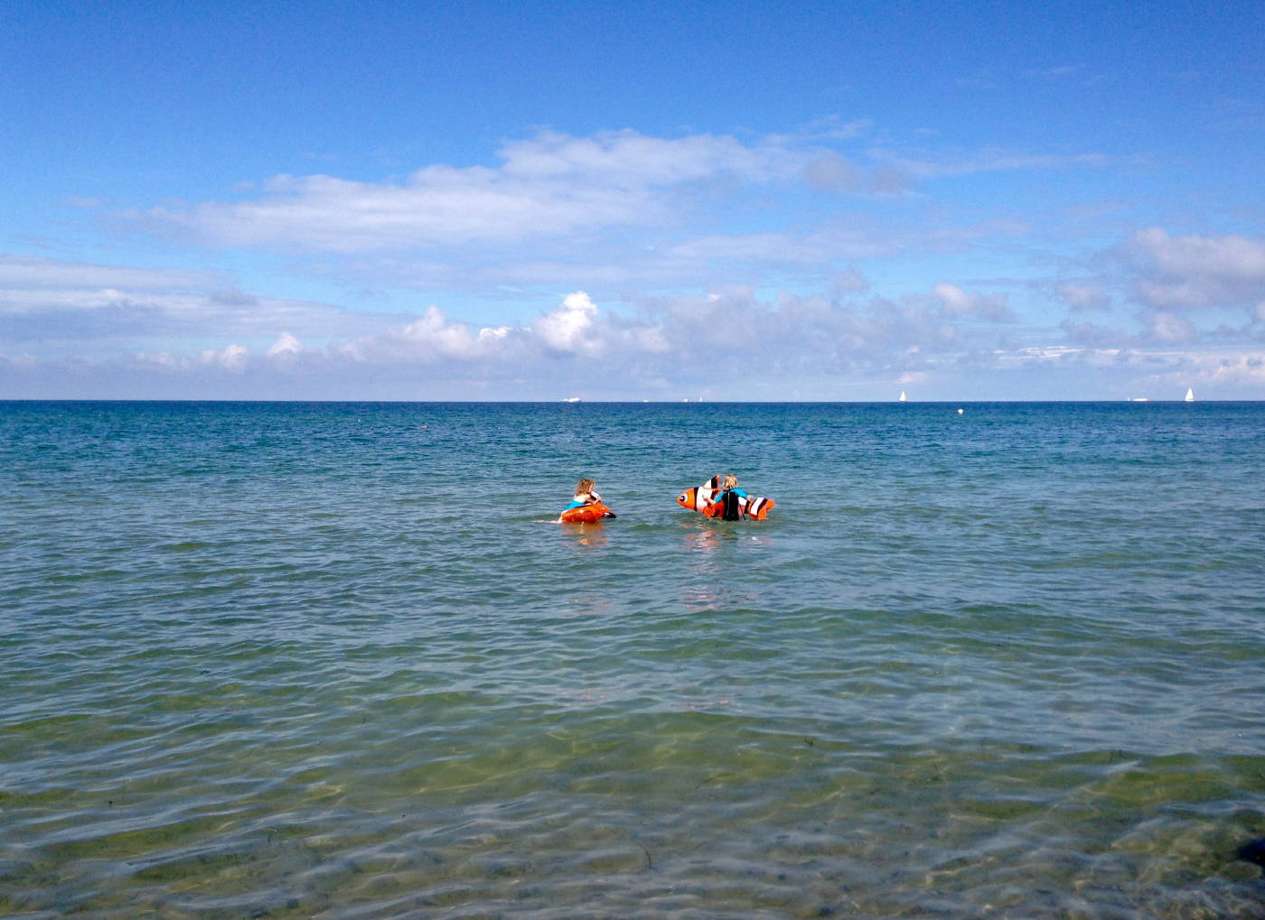 Kinder baden in der Ostsee