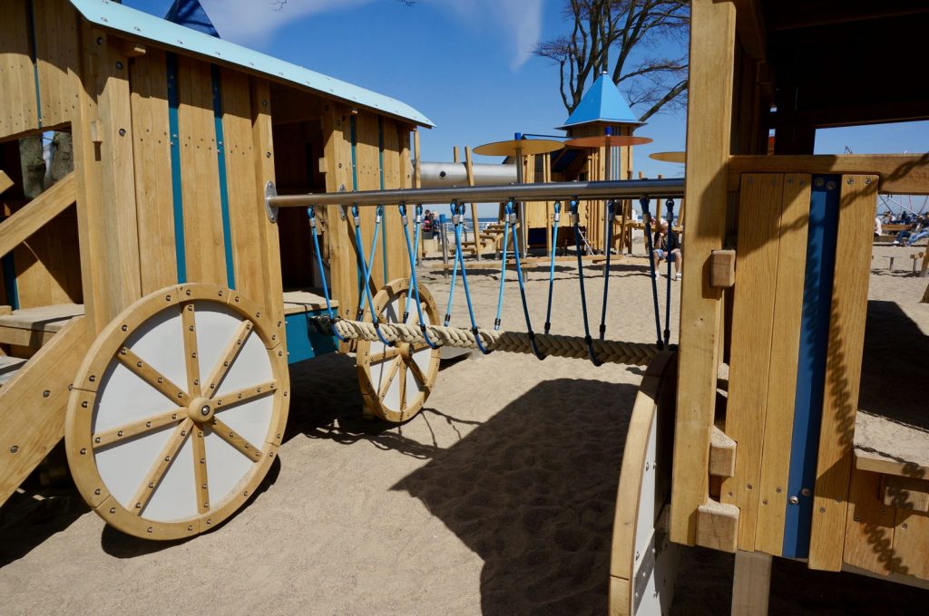 Kletter-Spass für Kinder auf dem Spielplatz in Kühlungsborn