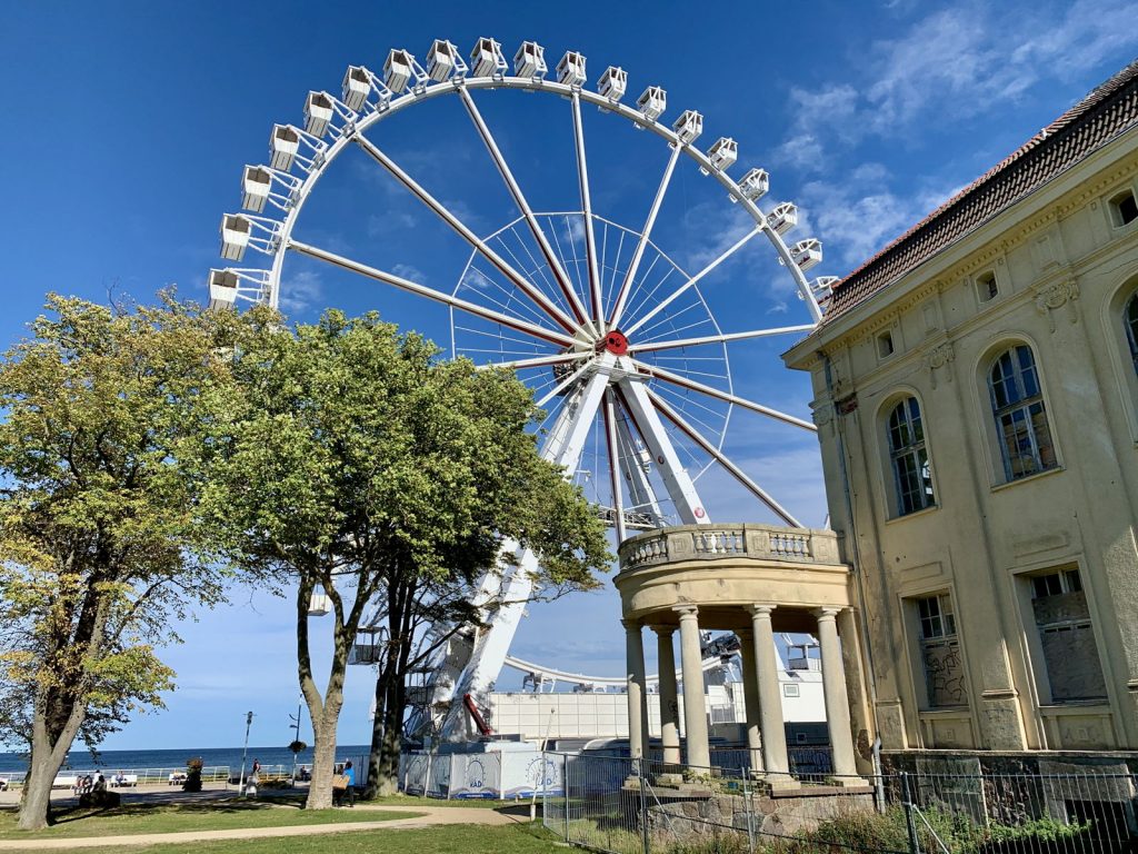 Riesenrad Kühlungsborn vor Villa Baltic